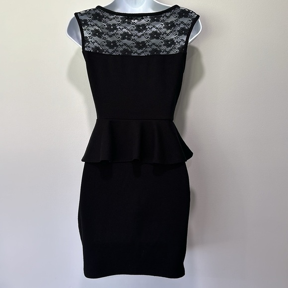 Peplum lace dress - Picture 4 of 4